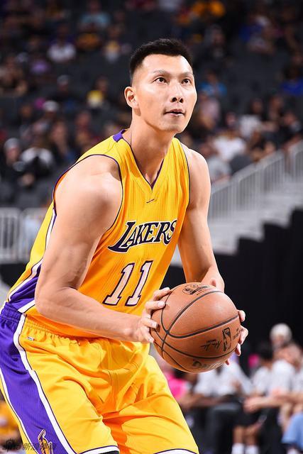 藍(lán)球明星的溫馨日常點(diǎn)滴