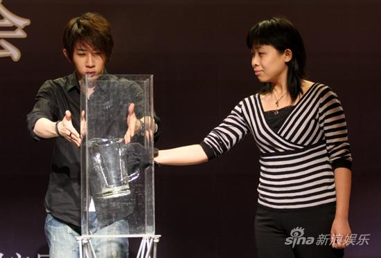 劉謙最新魔術(shù)表演，時代之光奇幻之旅揭秘！