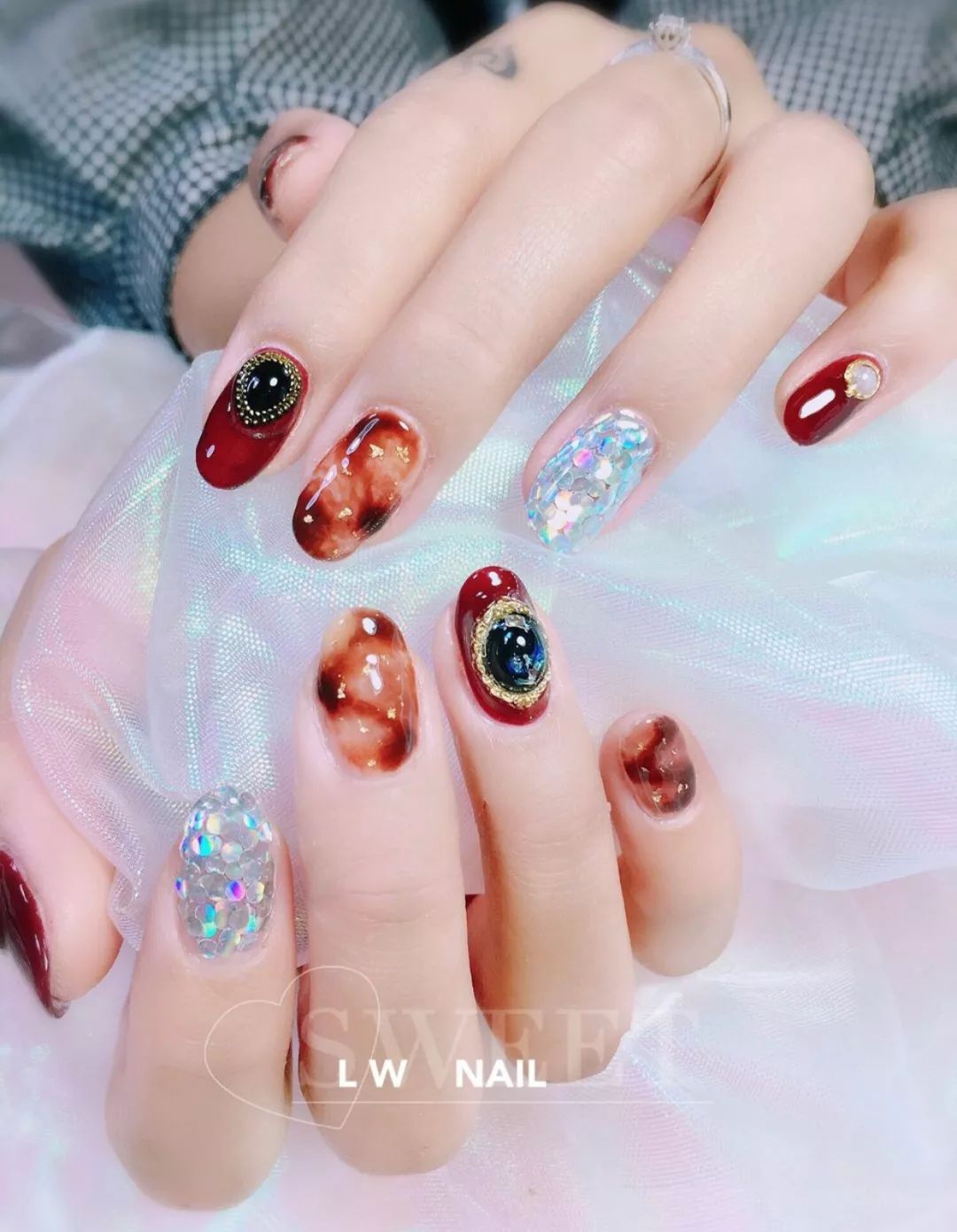 最新美甲琉璃甲圖片，小巷深處的時(shí)尚隱秘之美