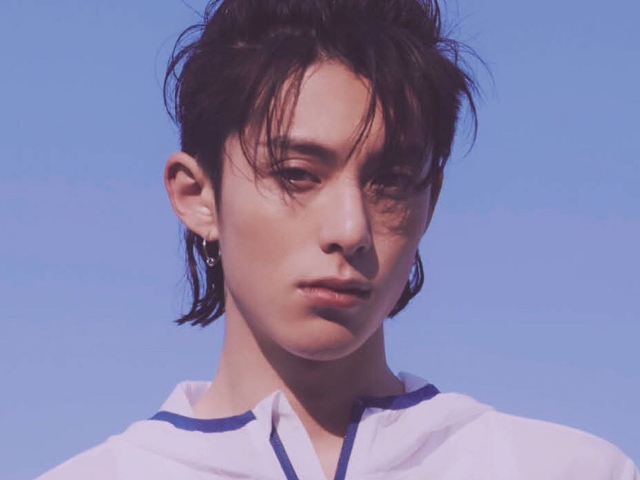 王鶴棣最新照片大放送，魅力炸裂屏幕的魅力瞬間！