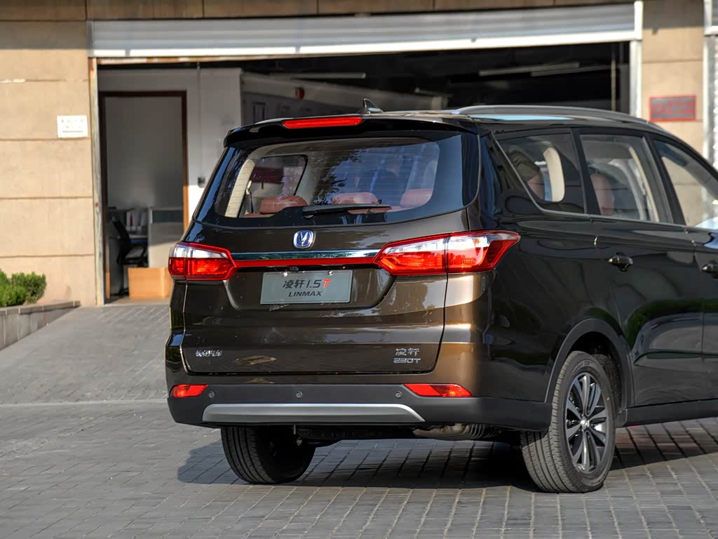 長(zhǎng)安汽車最新款七坐車，開(kāi)啟溫馨之旅的故事